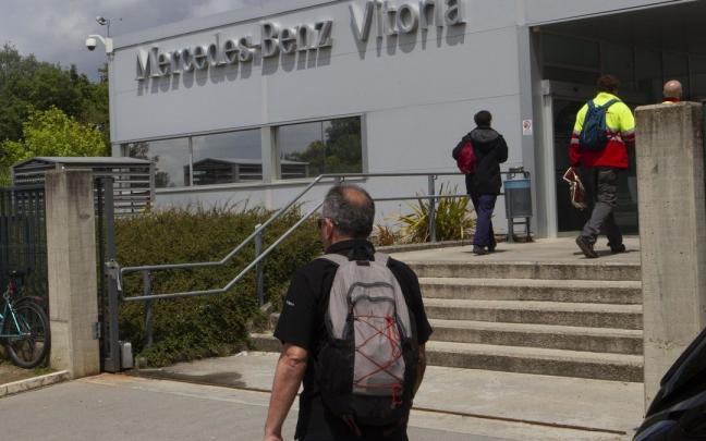 Trabajadores de Mercedes acceden a la planta de Gasteiz.