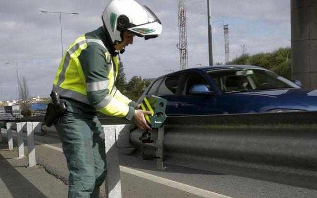 Un guardia civil revisa un radar Veloláser. Un guardia civil revisa un radar Veloláser.