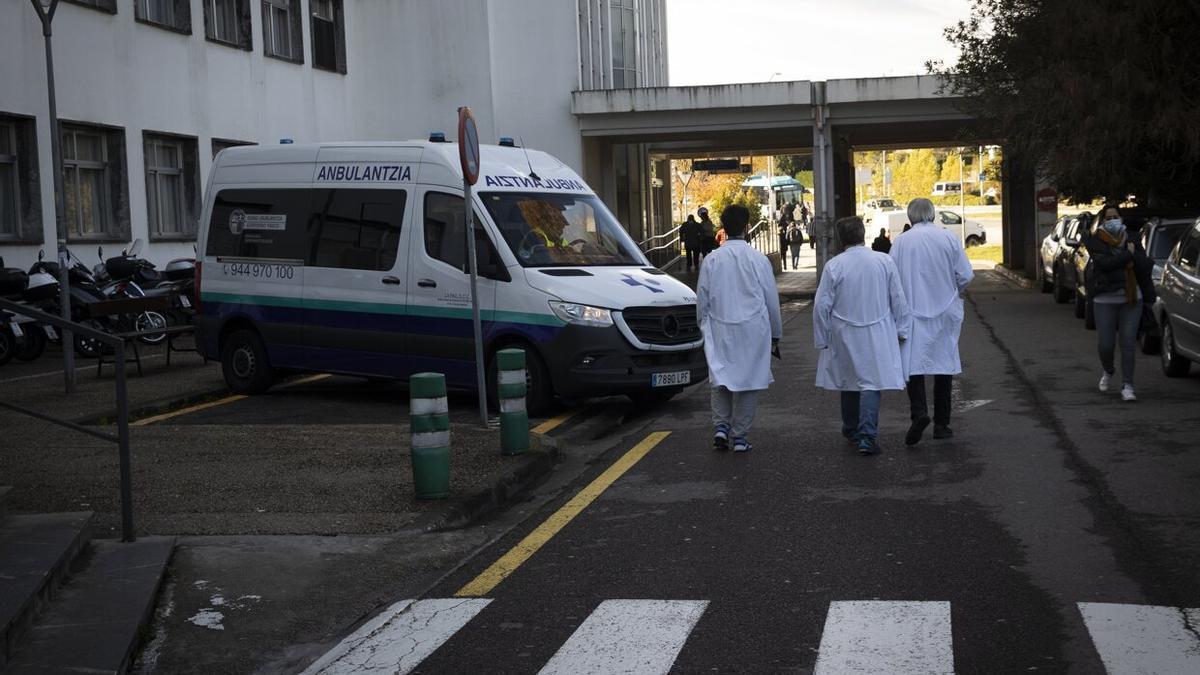 Tres médicos, en el exterior del Hospital Donostia, epicentro de la crisis de Osakidetza.