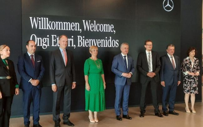 La consejera Tapia junto con el lehendakari junto a directivos de Mercedes en Stuttgart.