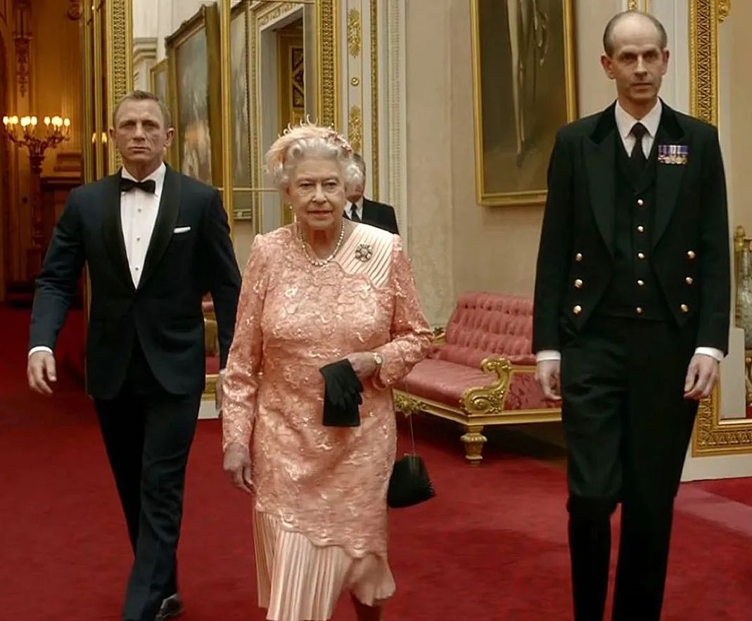 "Buenas tardes, señor Bond", fue la frase de Isabel II en la película de James Bond con Daniel Craig.