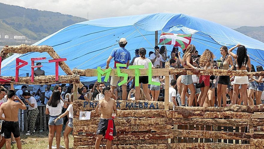 Recinto no oficial en el que las personas asistentes bailan y se divierten el d&iacute;a del concurso. | FOTO: JUAN LAZKANO