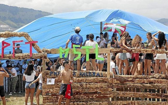 Recinto no oficial en el que las personas asistentes bailan y se divierten el d&iacute;a del concurso. | FOTO: JUAN LAZKANO