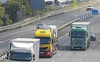 Tráfico en la A-1 ayer. Foto: A. L.