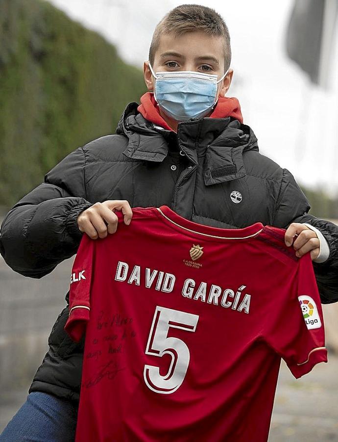 Álvaro Valencia, con su camiseta autografiada por David García.