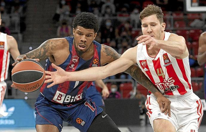 Lamar Peters pelea por un balón suelto con Uskokovic en el partido del martes en el Buesa Arena ante el Estrella Roja. Foto: Josu Chavarri