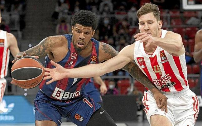 Lamar Peters pelea por un balón suelto con Uskokovic en el partido del martes en el Buesa Arena ante el Estrella Roja. Foto: Josu Chavarri