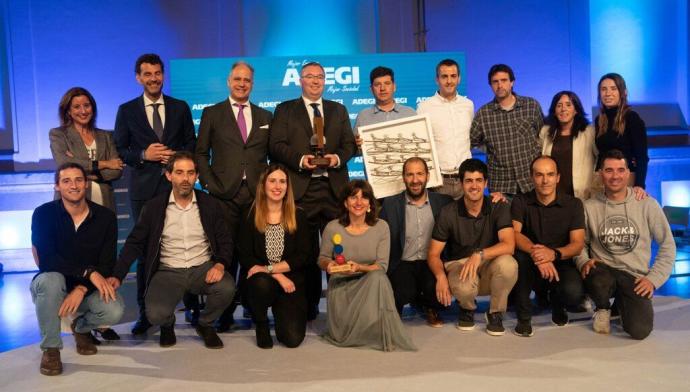 Foto de familia de los premiados en el Día de la Empresa de Adegi.