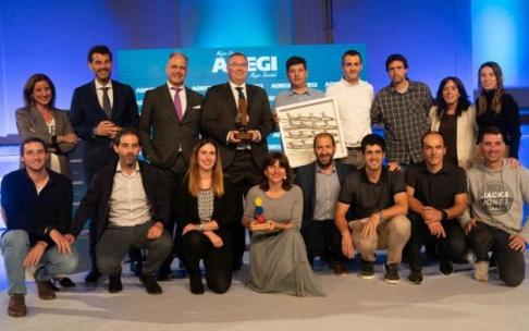 Foto de familia de los premiados en el Día de la Empresa de Adegi.