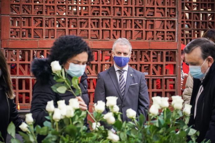 El lehendakari preside el acto organizado en el Parlamento vasco en el Día de la Memoria