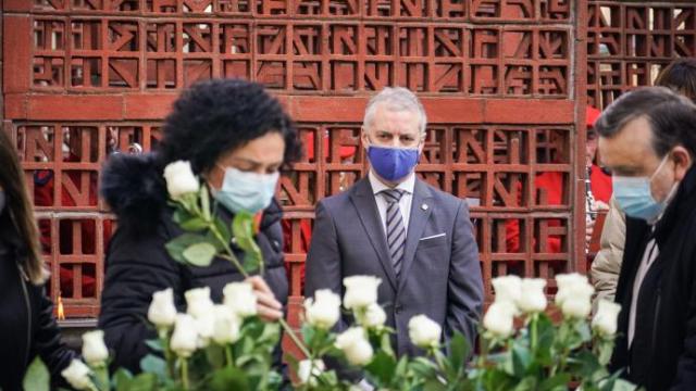 El lehendakari preside el acto organizado en el Parlamento vasco en el Día de la Memoria
