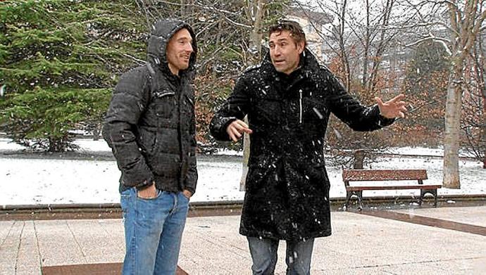 El 19 de mayo de 2000 Julio Salinas jugaría su último partido oficial con elDeportivo Alavés. Atrás quedaban 50 partidos ligueros y 12 goles en Primera División. En la fotografía junto a Gaizka Toquero en una Vitoria nevada.