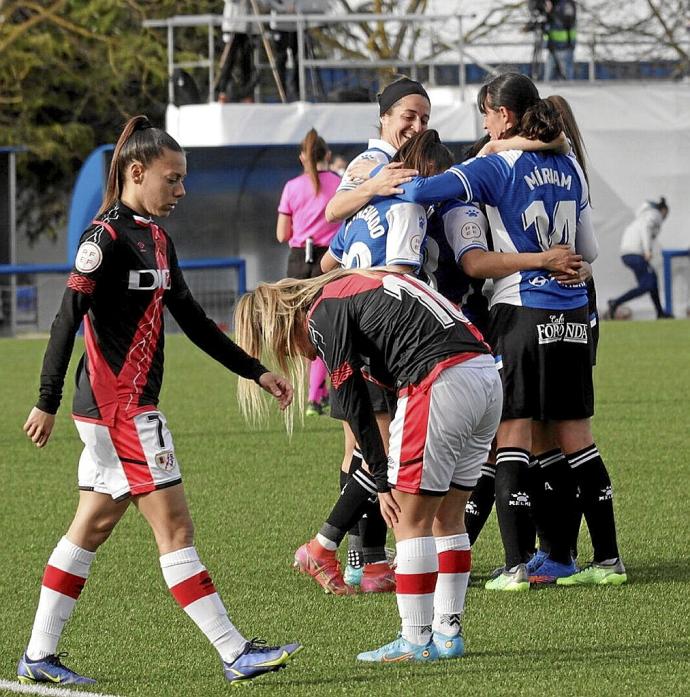 Las jugadoras albiazules celebran uno de los goles ante el Rayo Vallecano. Foto: Pilar Barco