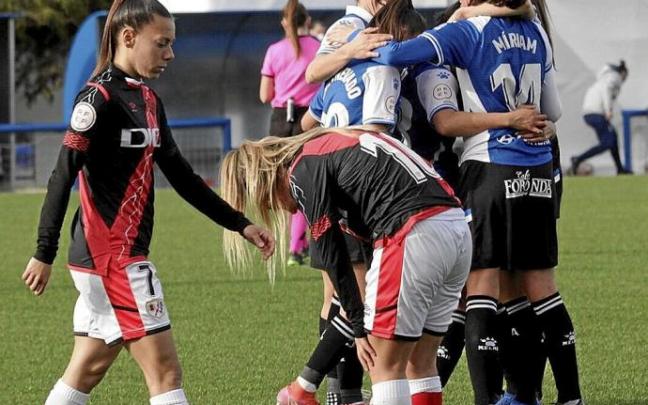 Las jugadoras albiazules celebran uno de los goles ante el Rayo Vallecano. Foto: Pilar Barco