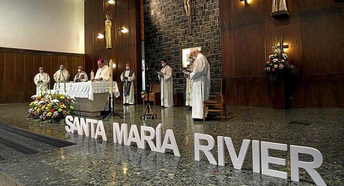 La capilla se llenó de familias.