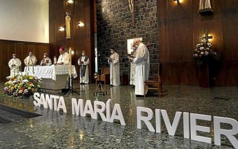 La capilla se llenó de familias.