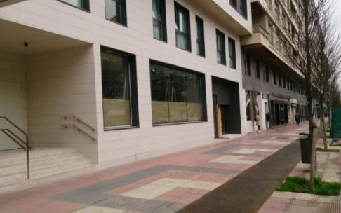 Bajos del antiguo Hotel Barceló, que Dia convertirá en su quinta tienda en Vitoria.