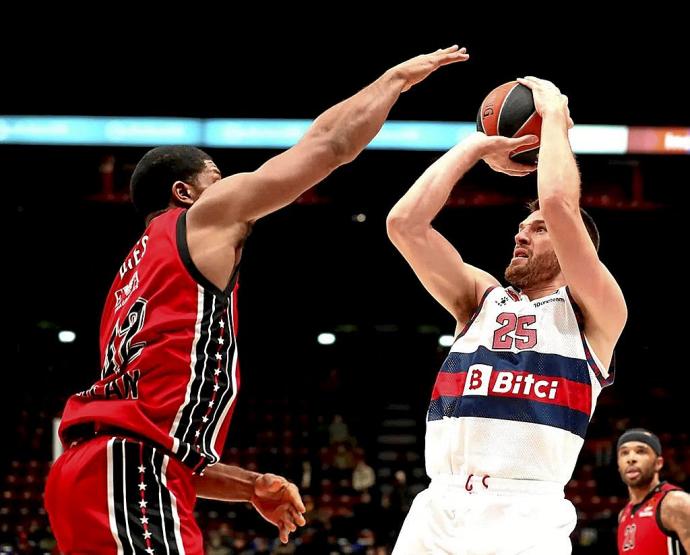 Peters intenta un lanzamiento en suspensión ante Hines durante la derrota encajada por el Baskonia en Milán el pasado jueves. Foto: Euroliga