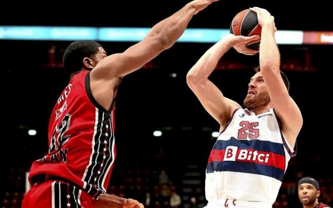 Peters intenta un lanzamiento en suspensión ante Hines durante la derrota encajada por el Baskonia en Milán el pasado jueves. Foto: Euroliga