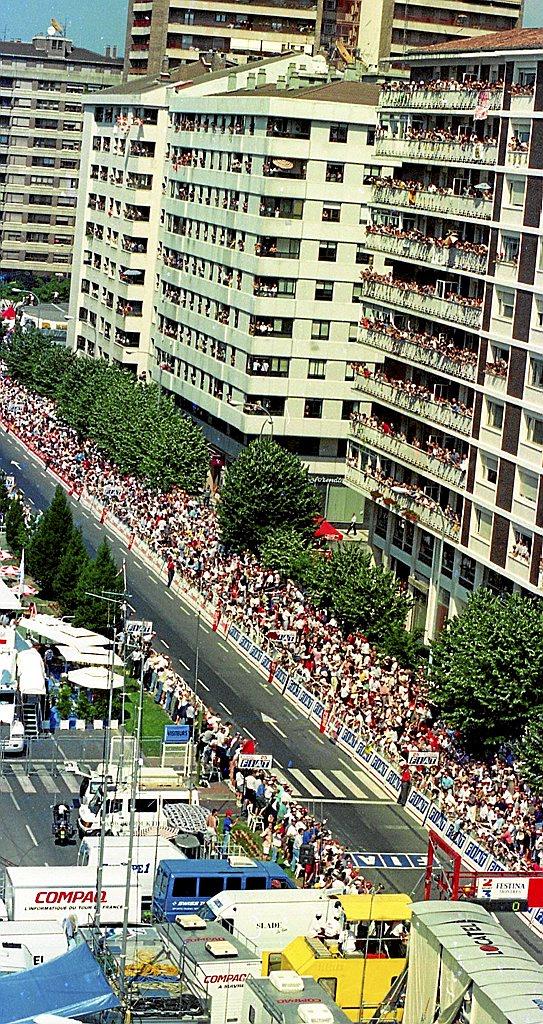 La línea de meta en la Avenida Pío XII, con la calle y los balcones de las casas a rebosar de aficionados.