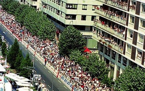 La línea de meta en la Avenida Pío XII, con la calle y los balcones de las casas a rebosar de aficionados. La línea de meta en la Avenida Pío XII, con la calle y los balcones de las casas a rebosar de aficionados.