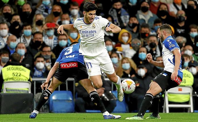 Asensio se visitió de héroe después de estar a punto de regalar un gol a Pons. Foto: Efe