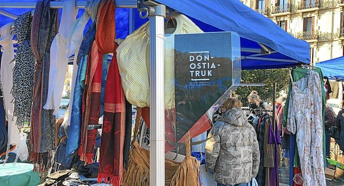 Una mujer contempla uno de los puestos del mercadillo Donostiatruk de la plaza Easo. Foto: N.G.