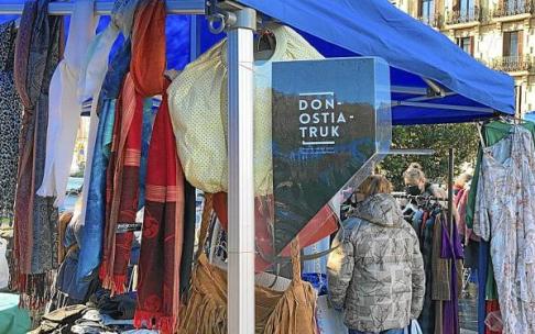 Una mujer contempla uno de los puestos del mercadillo Donostiatruk de la plaza Easo. Foto: N.G.
