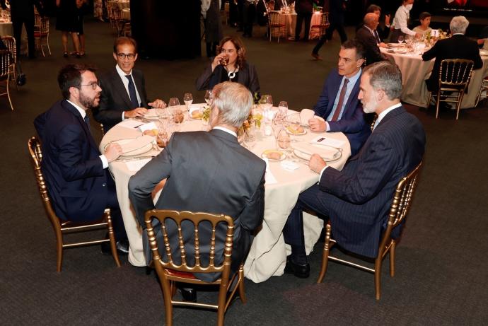 El president Aragonès, el presidente Sánchez, el rey Felipe VI y la alcaldesa Colau coincidieron ayer en la cena del Mobile World Congress de Barcelona.