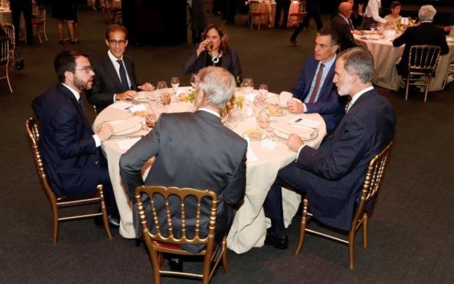 El president Aragonès, el presidente Sánchez, el rey Felipe VI y la alcaldesa Colau coincidieron ayer en la cena del Mobile World Congress de Barcelona. El president Aragonès, el presidente Sánchez, el rey Felipe VI y la alcaldesa Colau coincidieron ayer en la cena del Mobile World Congress de Barcelona.