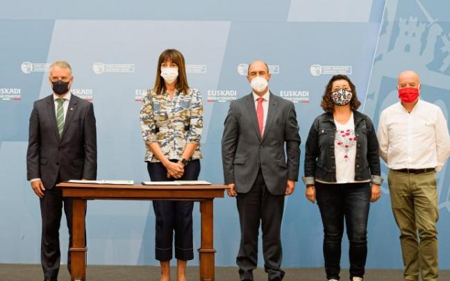 El lehendakari Urkullu y la vicelehendakari segunda, Idoia Mendia, en la mesa de septiembre, con Loli García