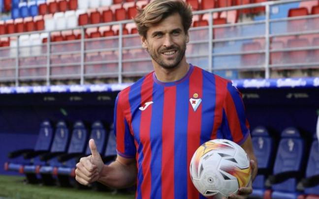 Fernando Llorente posa con la camiseta del Eibar Fernando Llorente posa con la camiseta del Eibar