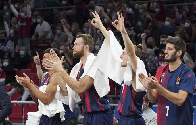 Los jugadores del Baskonia celebran la victoria desde el banquillo del Buesa Arena