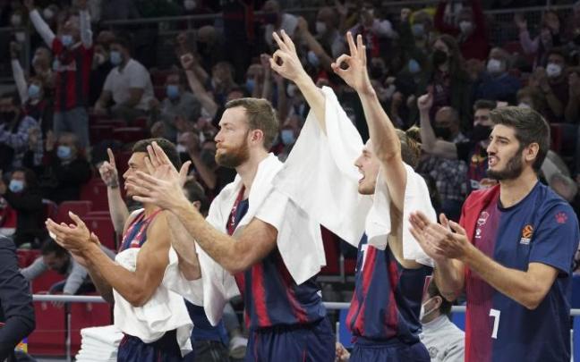 Los jugadores del Baskonia celebran la victoria desde el banquillo del Buesa Arena