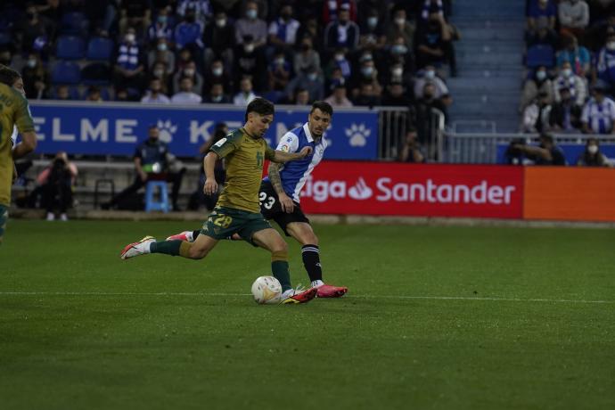 Rodri se hace con el balón defendido por Ximo Navarro