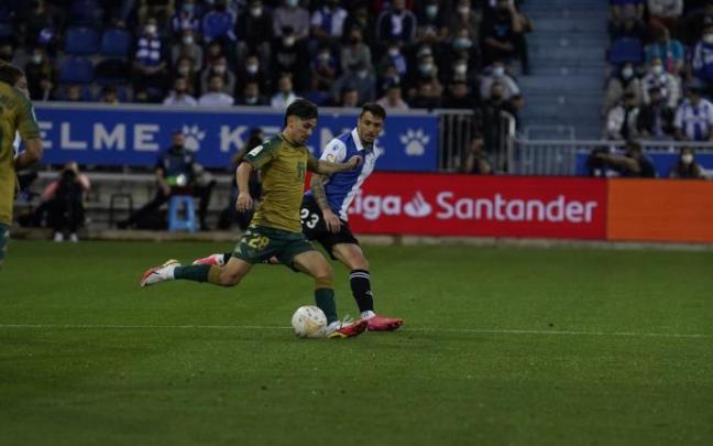 Rodri se hace con el balón defendido por Ximo Navarro