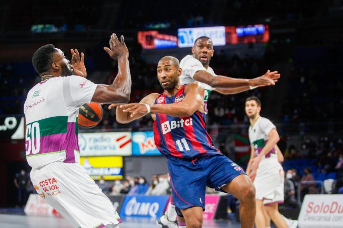 Jayson Granger da un pase durante el partido ante Unicaja.