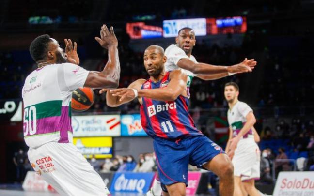 Jayson Granger da un pase durante el partido ante Unicaja.