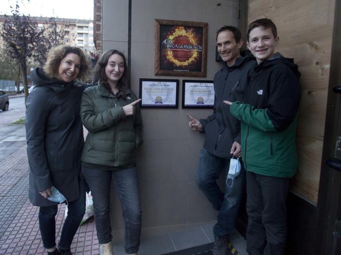 Los cuatro integrantes de la familia Graham (Victoria, Zoe, Justin y Ezra) en la entrada a Dragonborn, en Gasteiz.