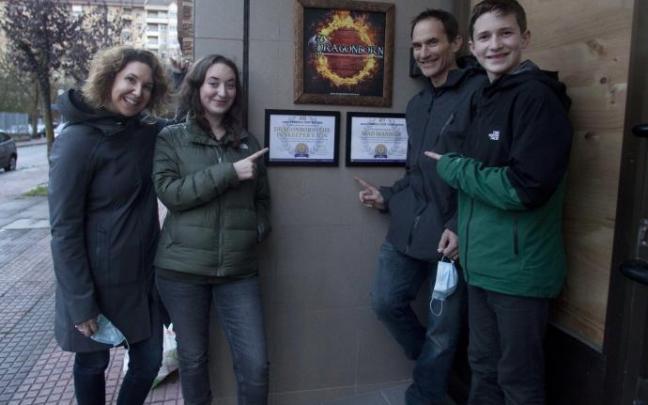 Los cuatro integrantes de la familia Graham (Victoria, Zoe, Justin y Ezra) en la entrada a Dragonborn, en Gasteiz.