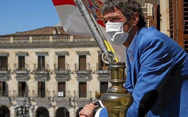 El alcalde, Gorka Urtaran, observa la Plaza Nueva desde el balcón de su despacho en el Ayuntamiento, junto al mástil donde ondea la bandera de Vitoria El alcalde, Gorka Urtaran, observa la Plaza Nueva desde el balcón de su despacho en el Ayuntamiento, junto al mástil donde ondea la bandera de Vitoria