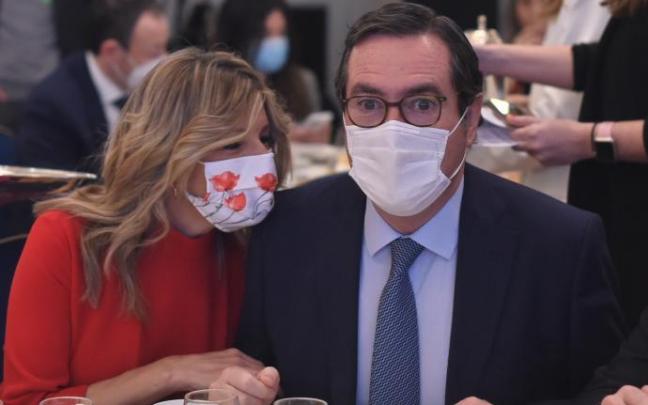 La ministra Yolanda Díaz conversa con el presidente de la CEOE, Antonio Garamendi. La ministra Yolanda Díaz conversa con el presidente de la CEOE, Antonio Garamendi.