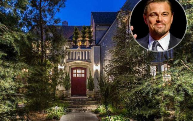 Vista de la entrada a la mansión desde el jardín. Sobreimpresionado, Leonardo DiCaprio. Vista de la entrada a la mansión desde el jardín. Sobreimpresionado, Leonardo DiCaprio.