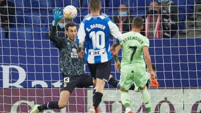 Diego López evita el que pudo ser el 1-2 en un disparo de Berenguer. Diego López evita el que pudo ser el 1-2 en un disparo de Berenguer.