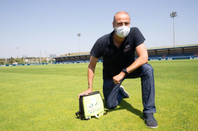 Diego Reyero, con un desfibrilador en el campo de fútbol de Tajonar.