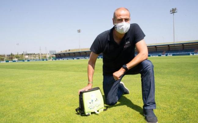 Diego Reyero, con un desfibrilador en el campo de fútbol de Tajonar. Diego Reyero, con un desfibrilador en el campo de fútbol de Tajonar.