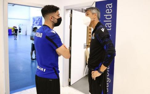 El entrenador de la Real, Imanol Alguacil, saluda a Diego Rico en Zubieta. El entrenador de la Real, Imanol Alguacil, saluda a Diego Rico en Zubieta.