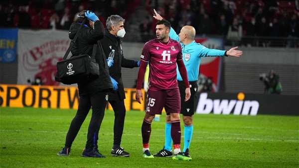 Diego Rico se retira lesionado durante el partido contra el RB Leipzig.