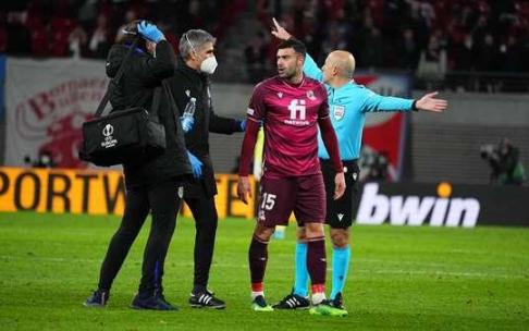 Diego Rico se retira lesionado durante el partido contra el RB Leipzig. Diego Rico se retira lesionado durante el partido contra el RB Leipzig.