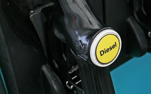 Surtidor de diésel en una gasolinera. Surtidor de diésel en una gasolinera.